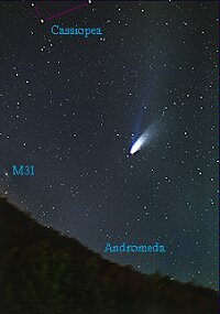 Комета движется к М31 (9 мар 1997) [14Kb]