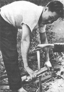 Добывание огня с помощью бамбуковых пластинок