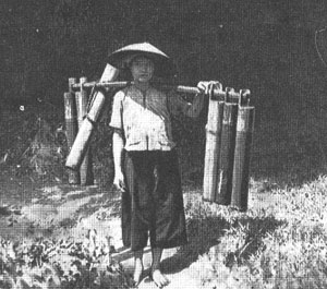 Транспортировка воды в бамбуковых флягах